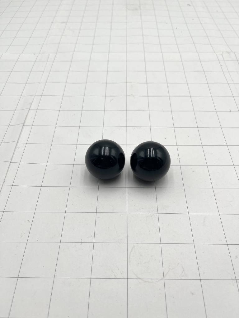 555900